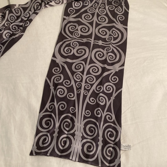 The Metropolitan Museum of Art scrolls silk scarf - Picture 15 of 16